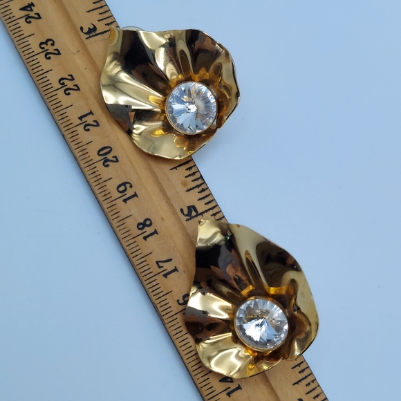 Vintage Large Goldtone Flower w/Crystal Center. - Picture 8 of 11